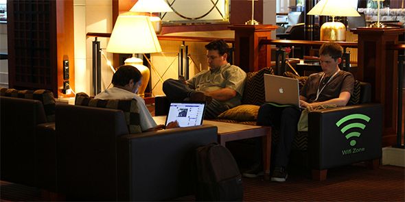 логотип Wi‑Fi и защищённое соединение