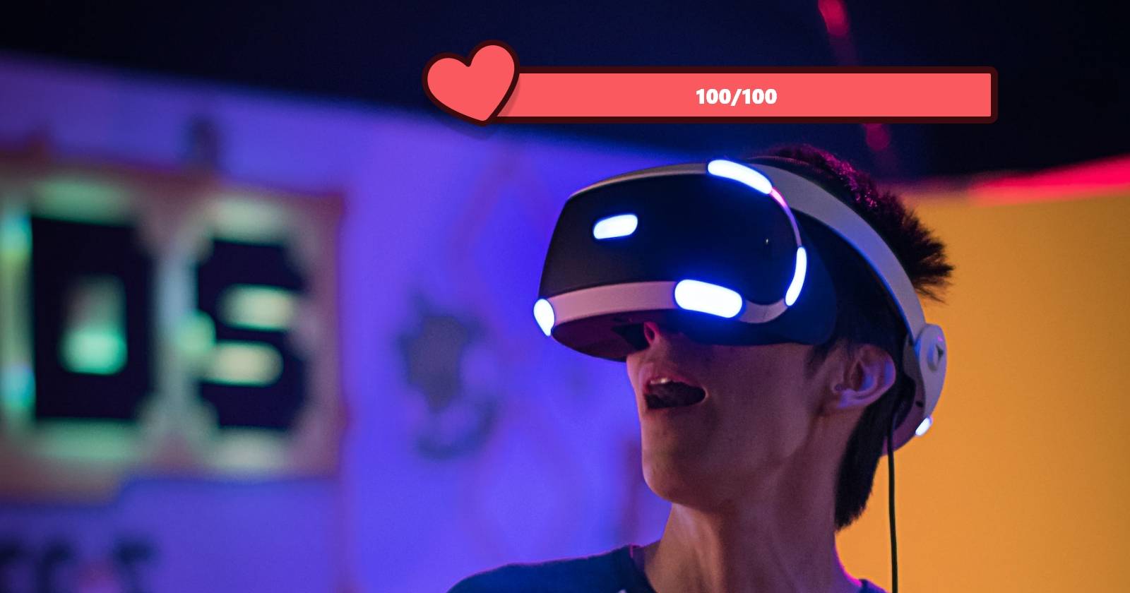 Мужчина в VR-шлеме с индикатором здоровья над головой