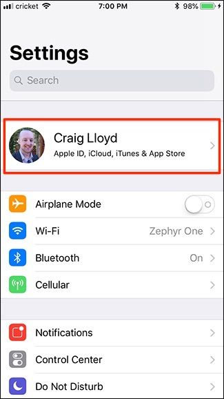 Экран Настроек Apple ID с разделом iCloud
