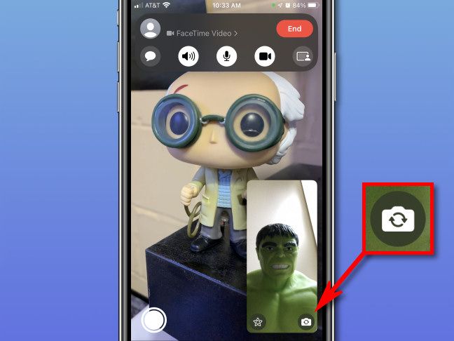 Во время звонка FaceTime коснитесь экрана и нажмите значок переключения камеры в миниатюре.