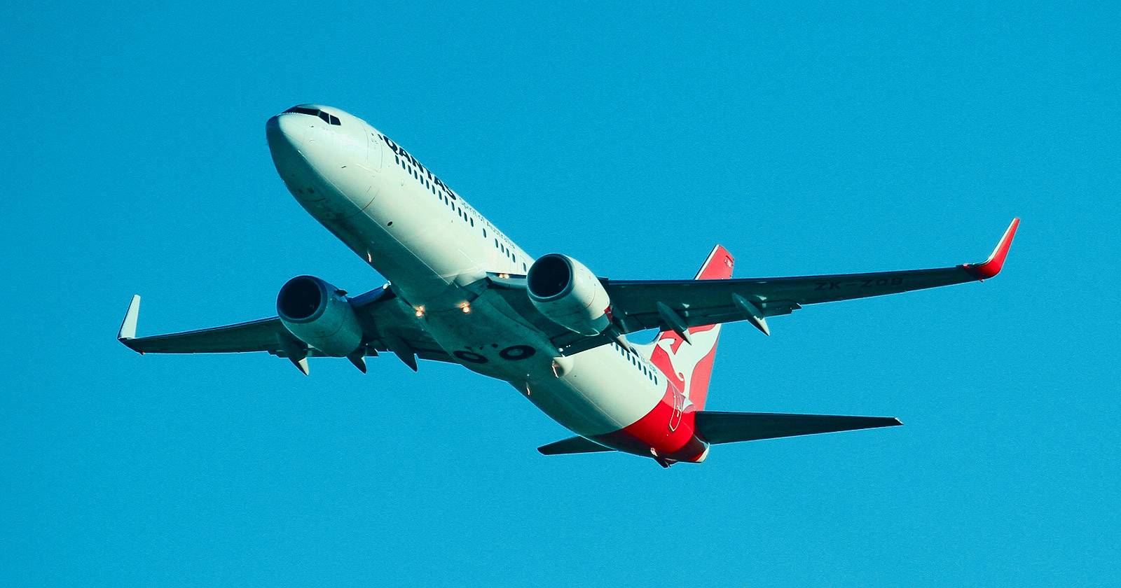 Авиамили: чемодан, паспорт и авиабилеты