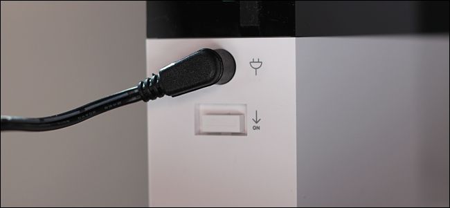 Резервная батарея и переключатель на задней панели хаба