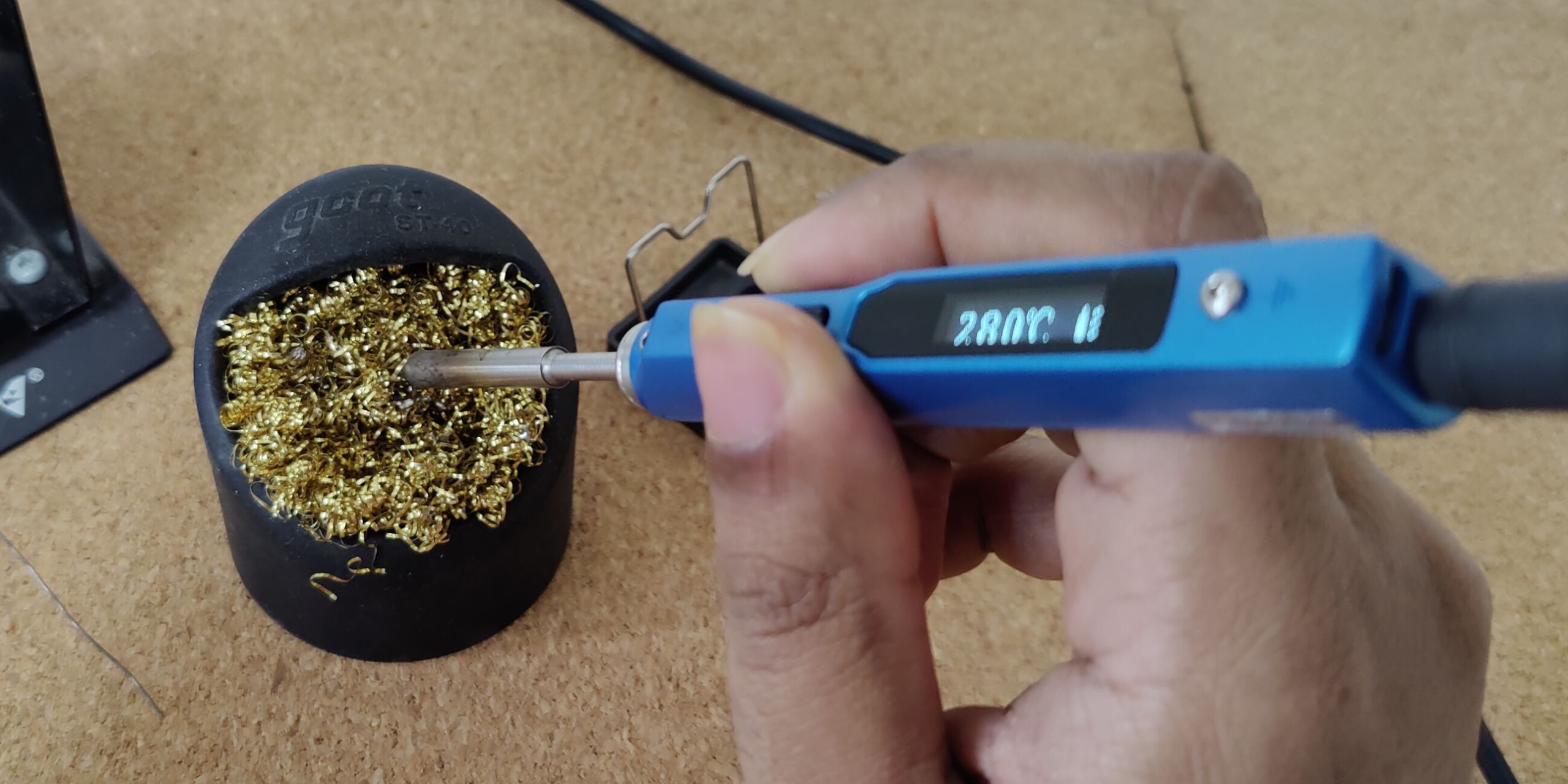 Чистка жала паяльника при помощи латунного ерша