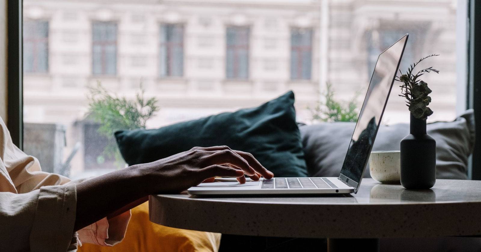 Человек печатает на ноутбуке с Ubuntu на экране