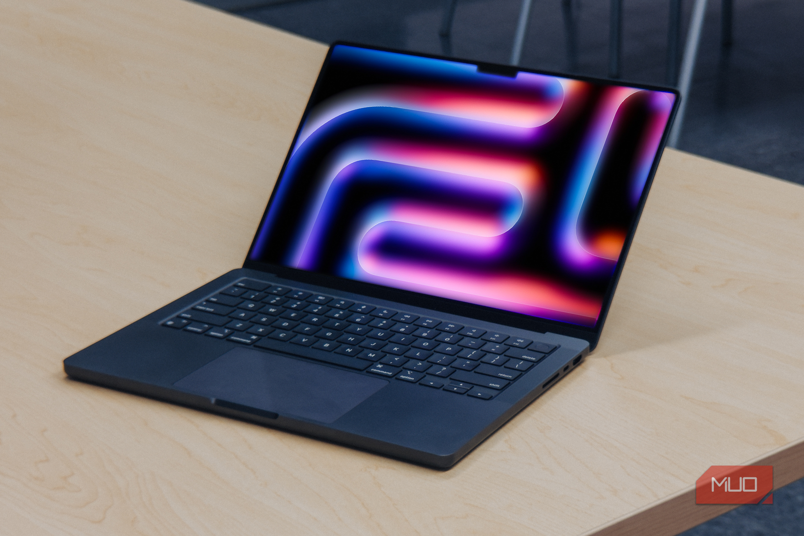 Экран MacBook Pro M4 под наклоном на деревянном столе