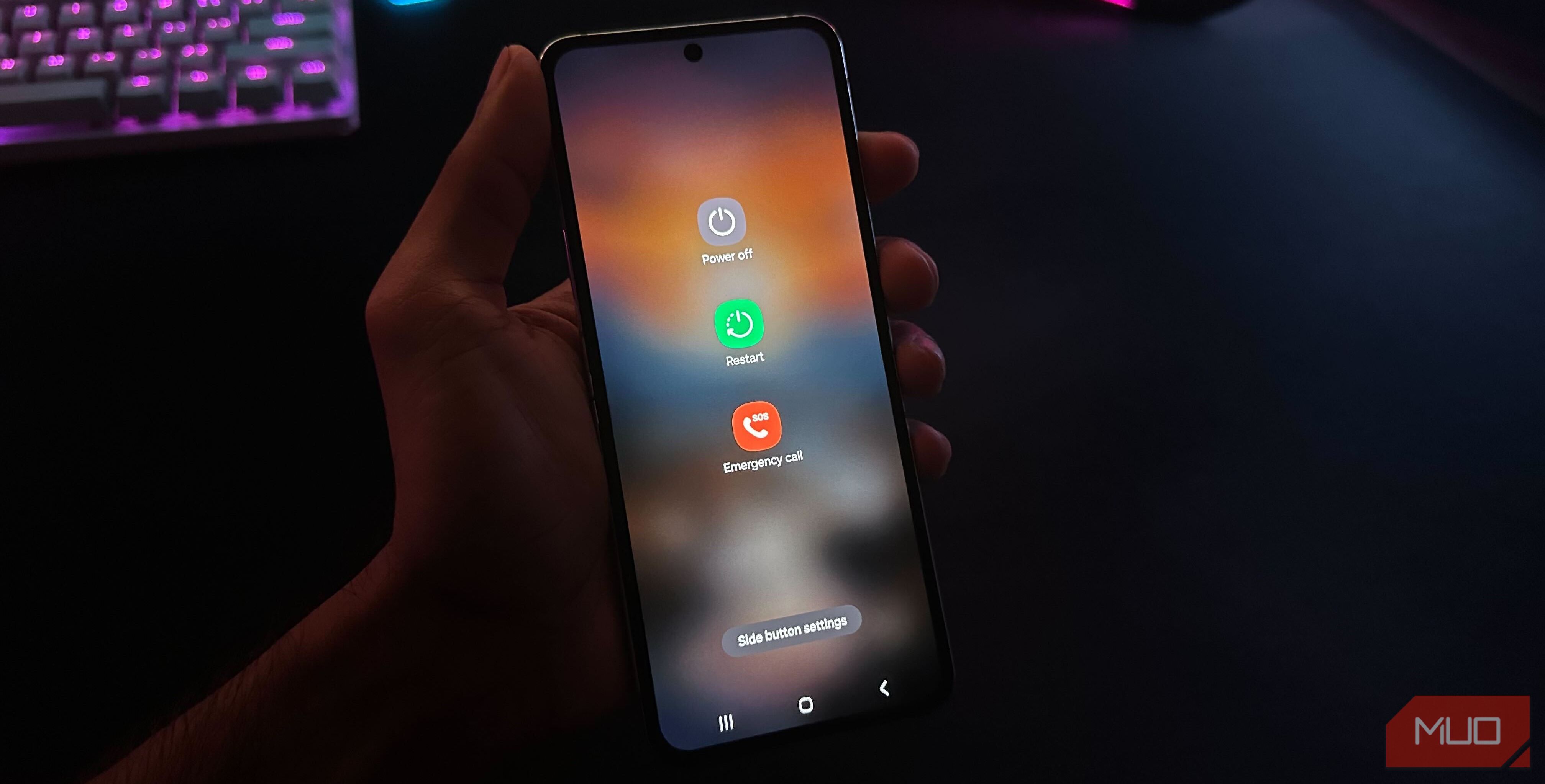 Человек держит Galaxy Z Flip 5, на экране — меню выключения