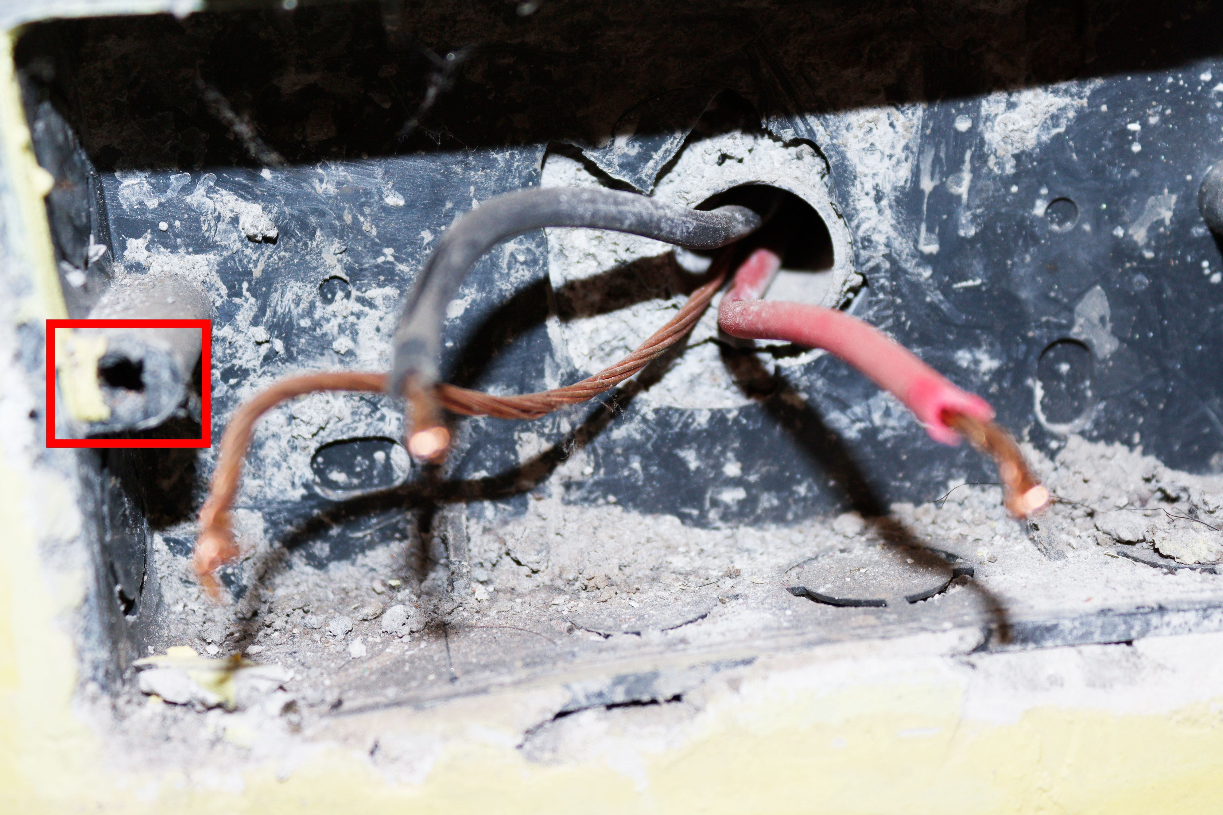 Кабели питания и отверстия для крепёжных шурупов