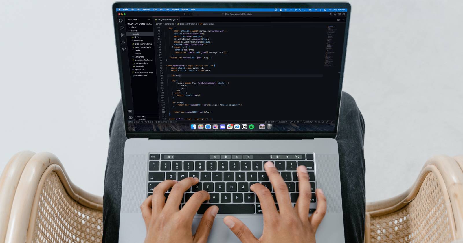 Разработчик пишет код на MacBook в Visual Studio Code