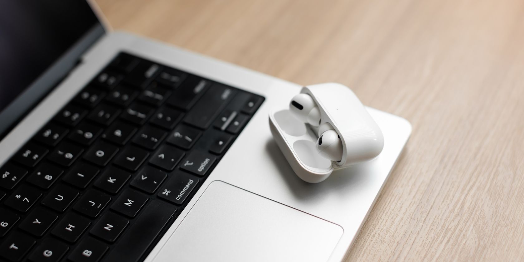 AirPods Pro с кейсом сверху MacBook Pro