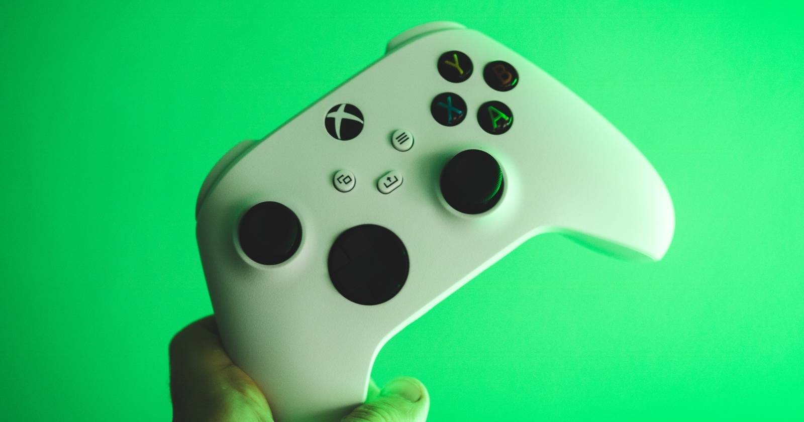 Фотография белого беспроводного контроллера Xbox для Series X и S 