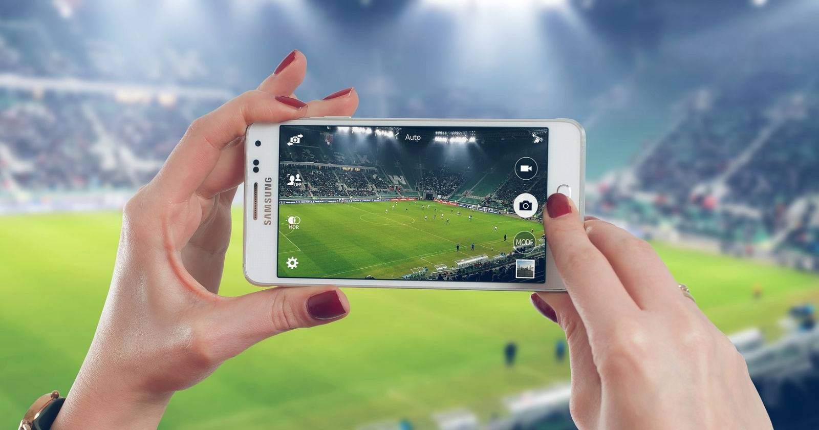 Смартфон Samsung фотографирует футбольный матч