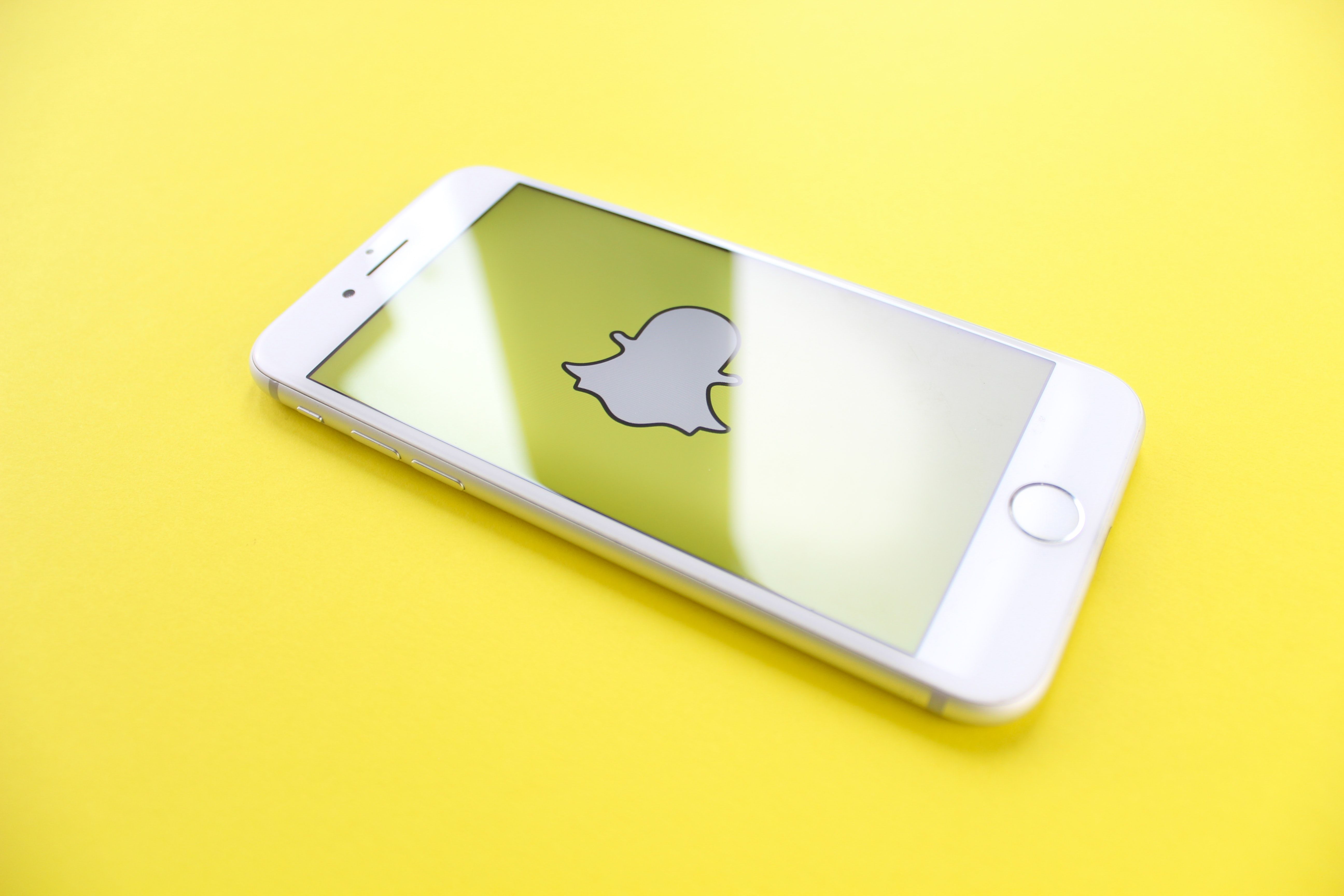 iPhone с логотипом Snapchat на экране