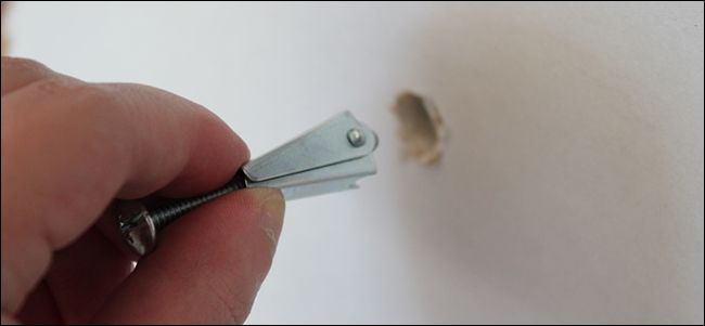 Фото: крупное отверстие в гипсокартоне для прохождения раскладушки