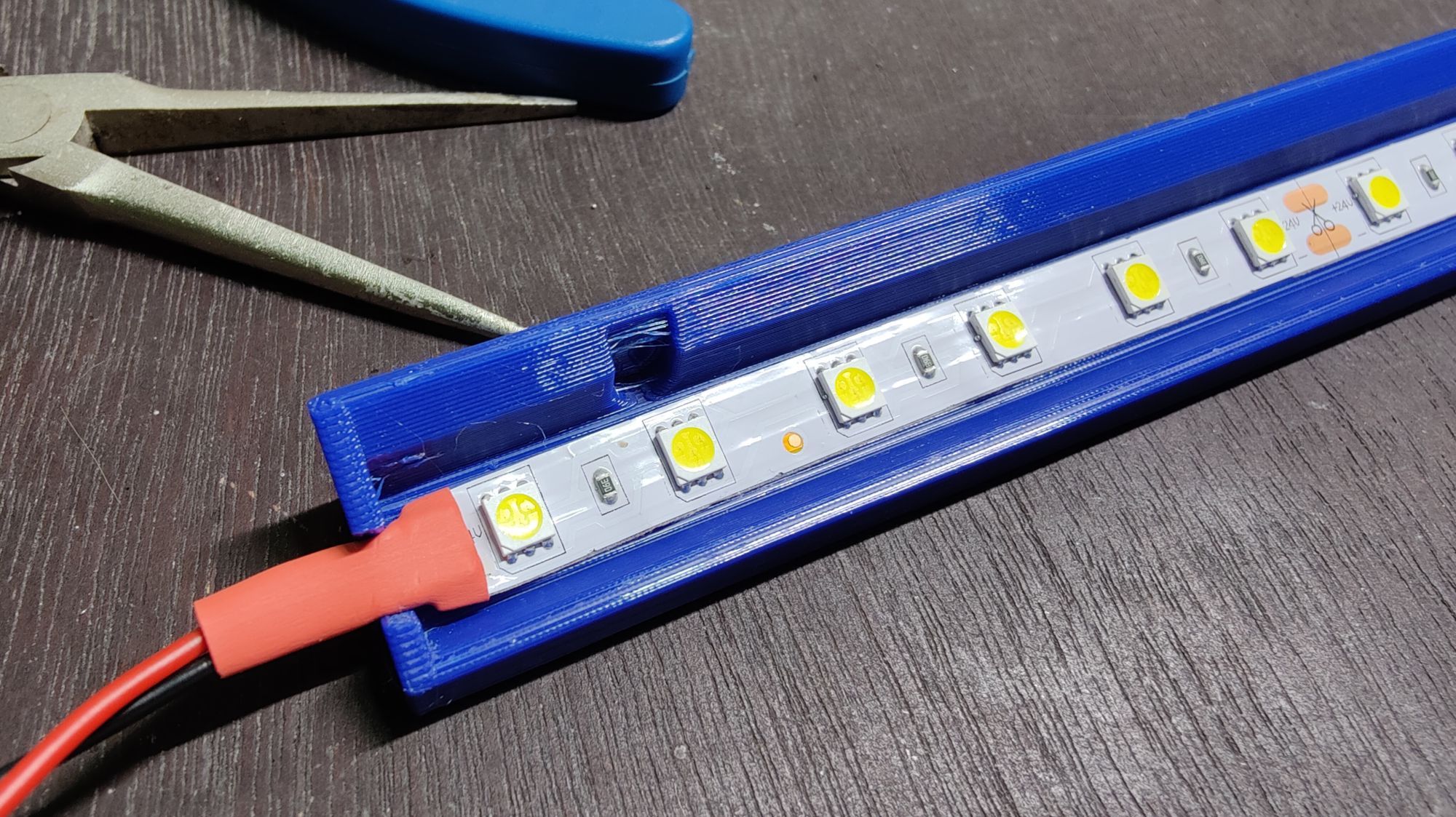 LED-лента установлена в корпусе держателя.