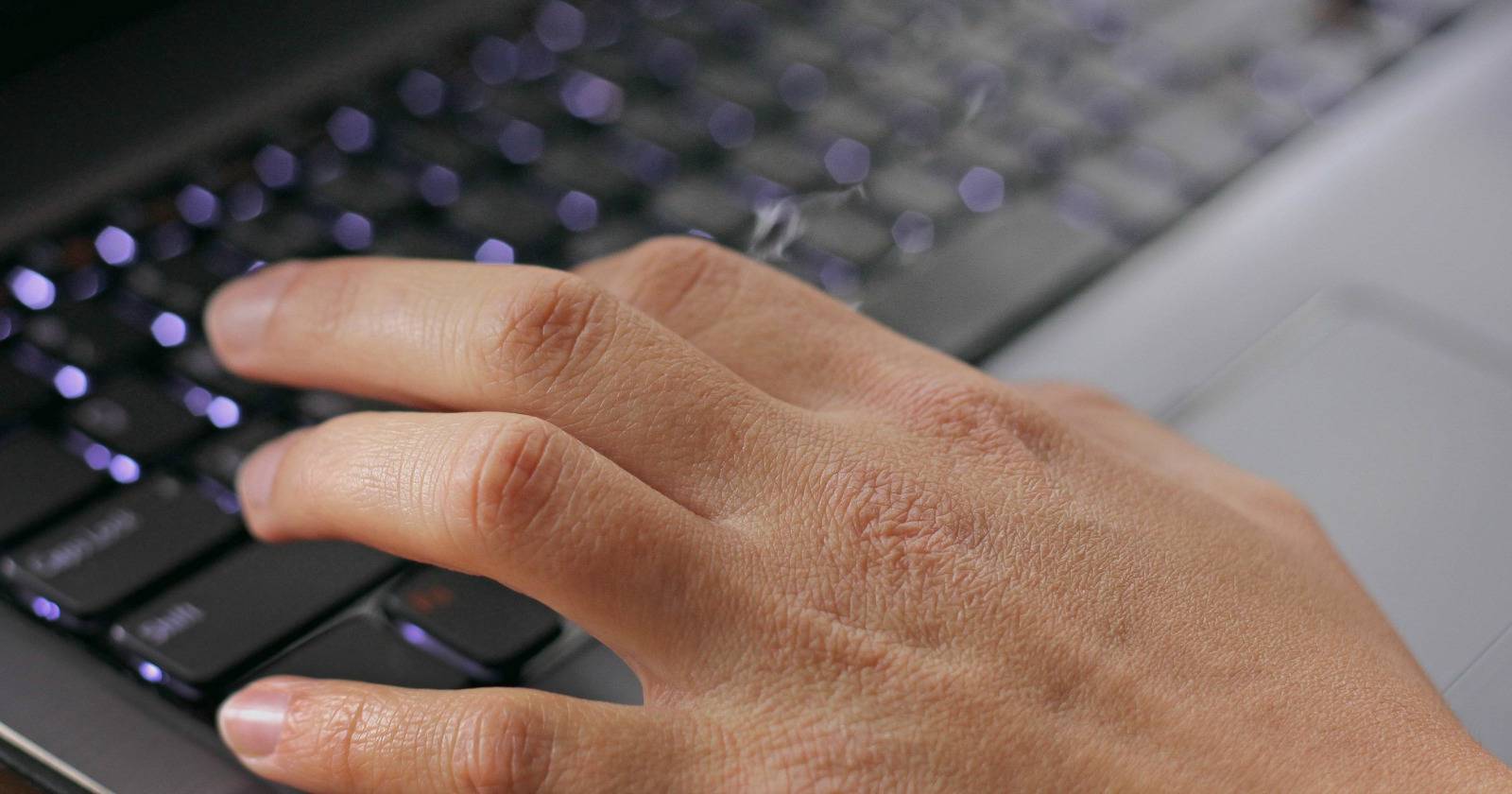 Рука над клавиатурой, готовая нажать сочетание клавиш