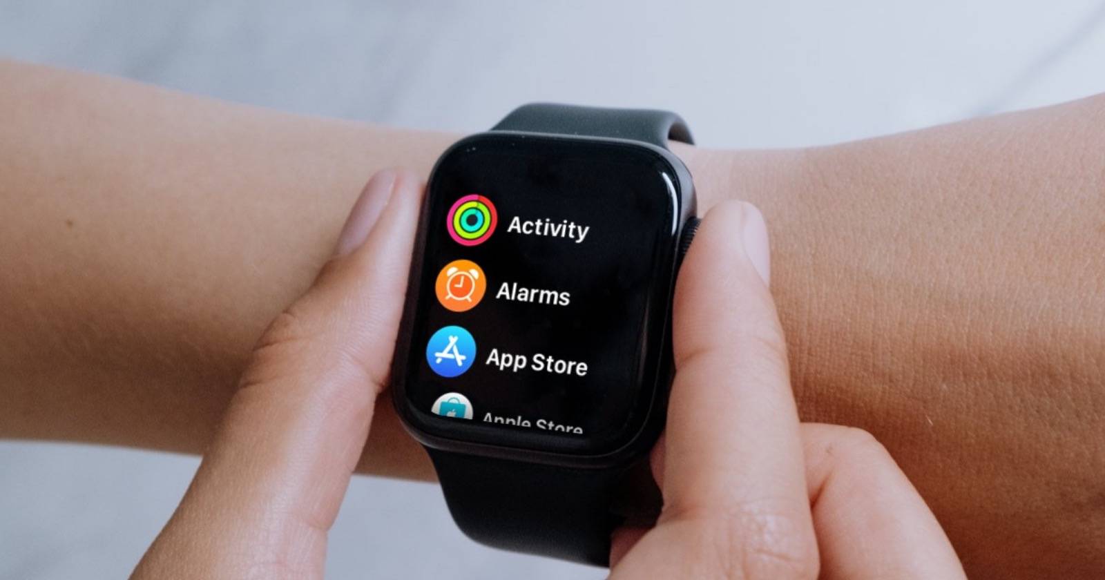 Apple Watch с приложениями в виде списка.