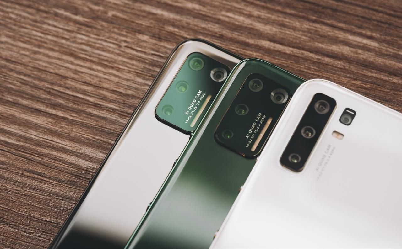 Три смартфона показывают свои тыльные камеры