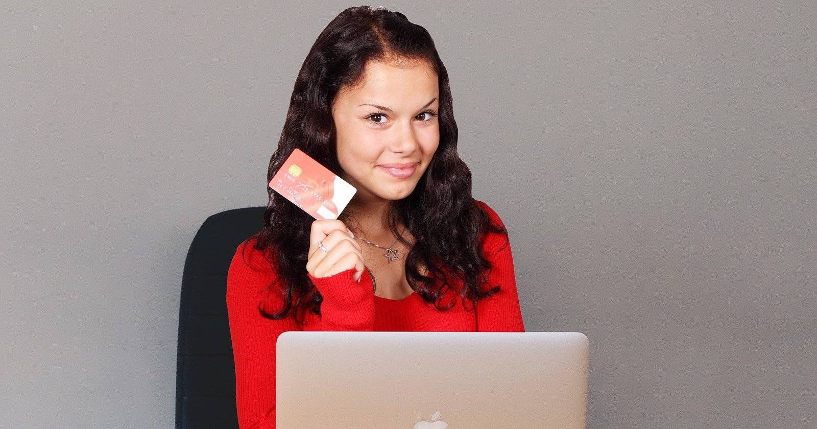 человек делает онлайн-покупки с ноутбука