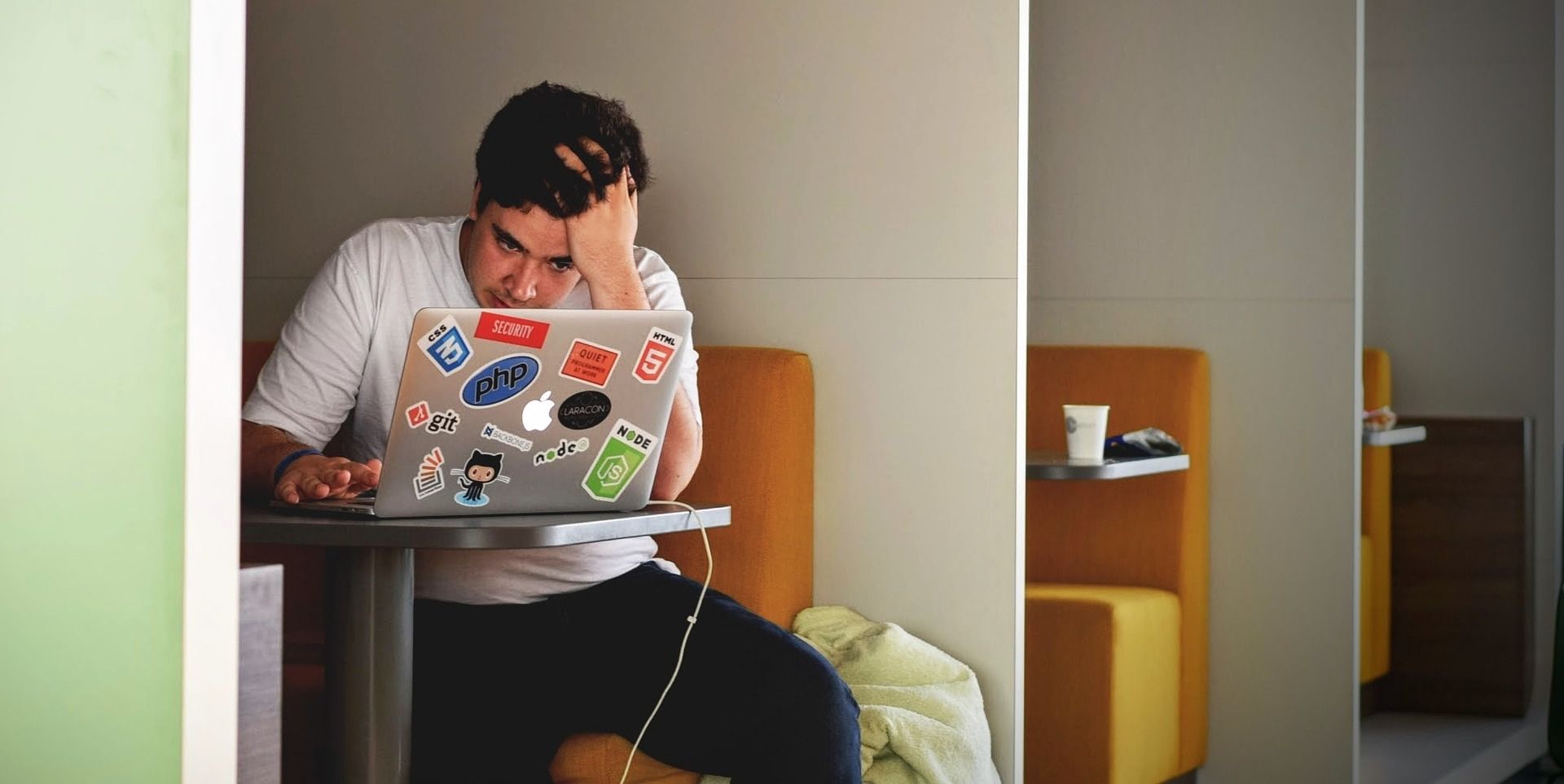 мужчина раздражённый за ноутбуком, экран показывает ошибку подключения