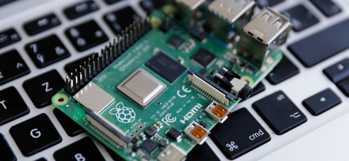 Плата Raspberry Pi 4 на клавиатуре MacBook