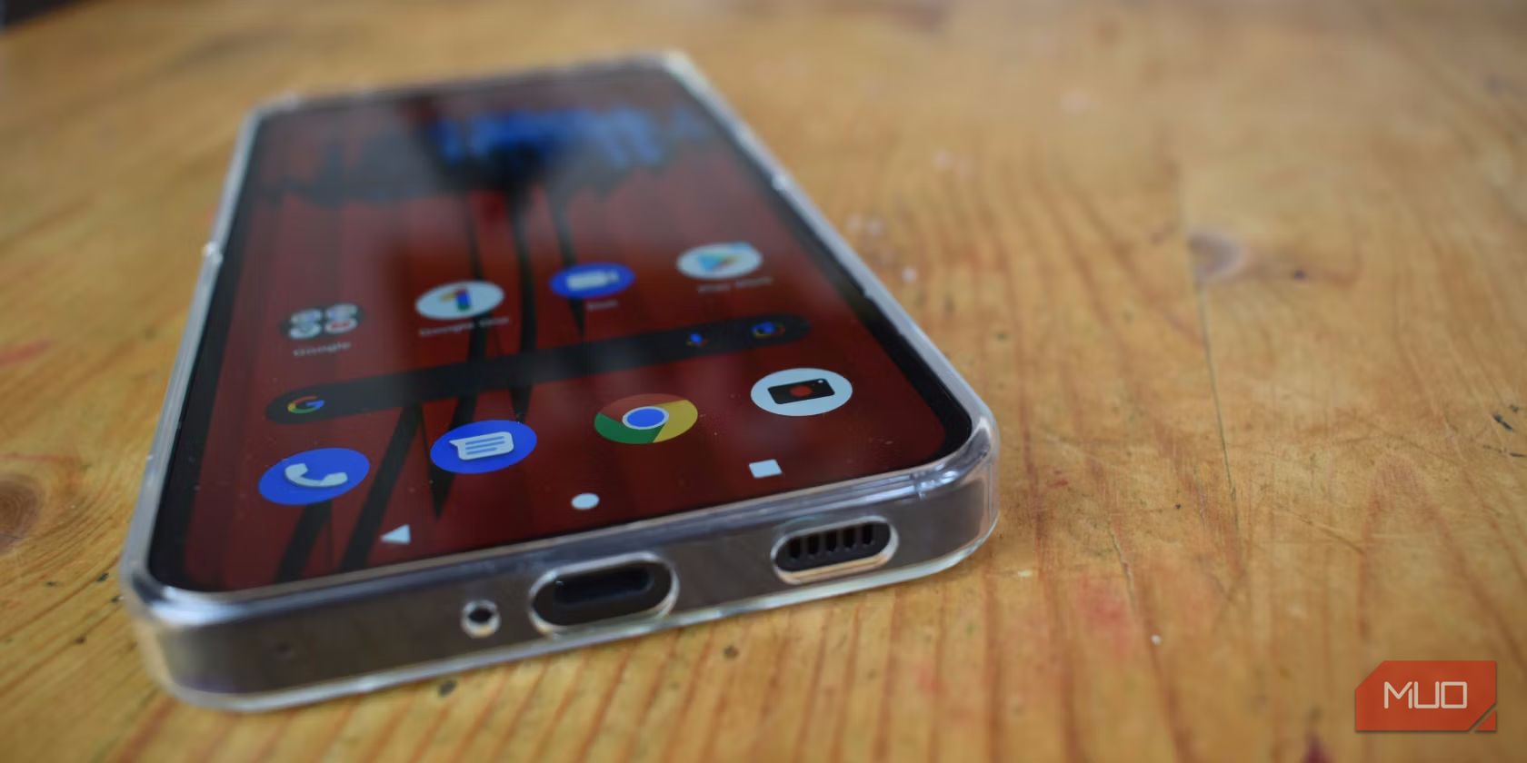 Nothing Phone 1 в чехле, показывающий порт зарядки