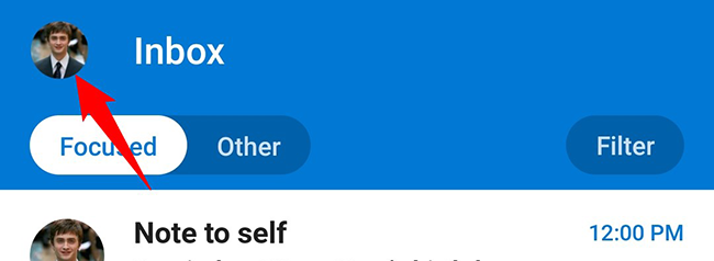 Нажмите на иконку профиля в левом верхнем углу Outlook на мобильном устройстве.