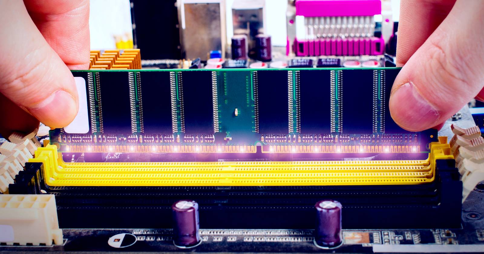 установка оперативной памяти в слоте на материнской плате