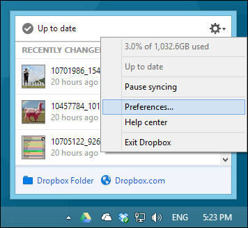 Снимок экрана: значок OneDrive в панели уведомлений и окно настройки клиента