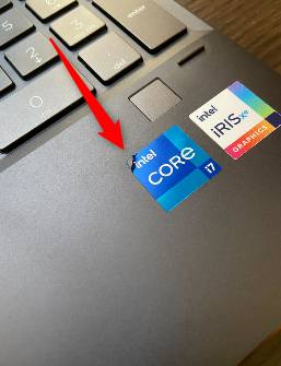 Поддевание угла наклейки пальцем.