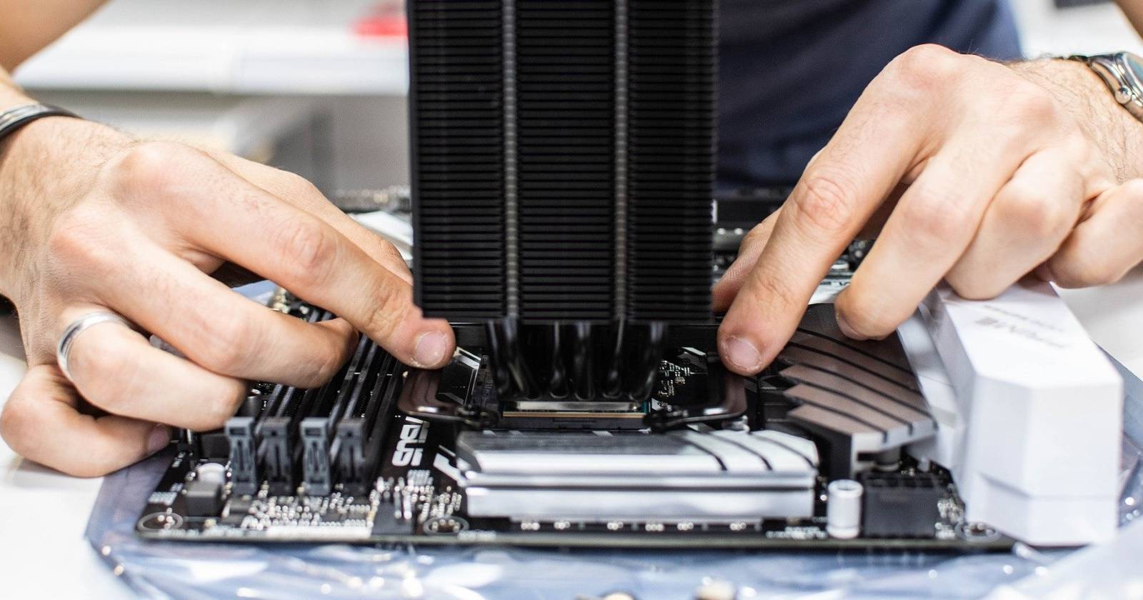 Изображение сборки ПК с компонентами на столе для иллюстрации процесса