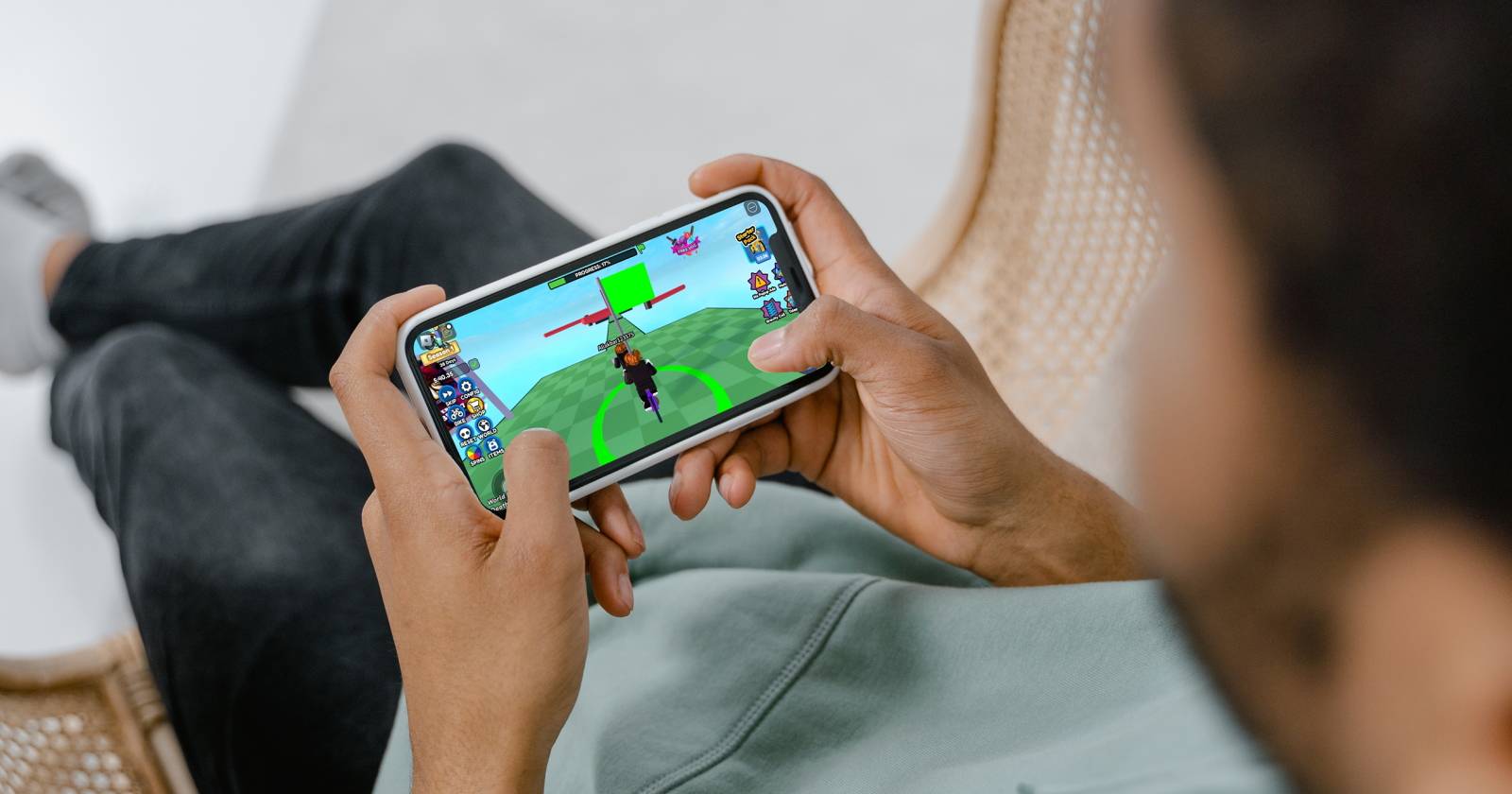 Игрок играет в Roblox на iPhone