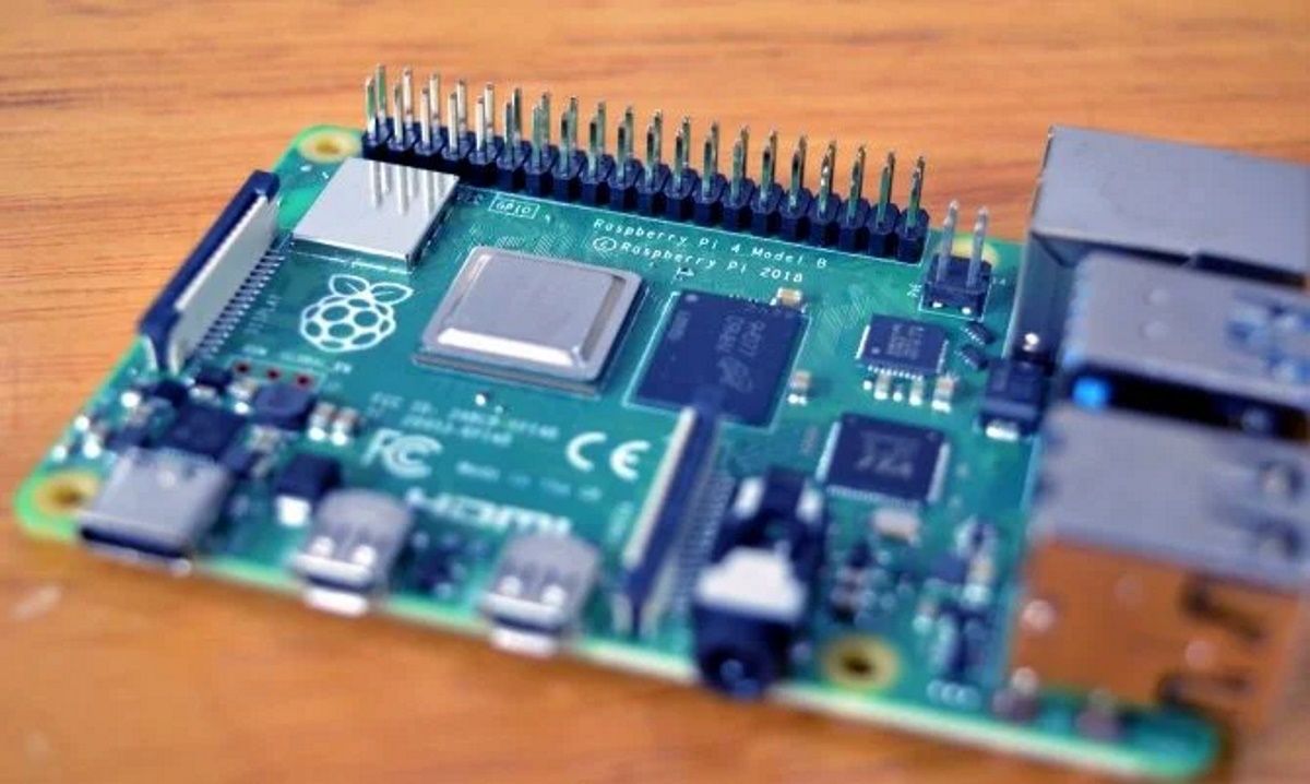 Raspberry Pi 4 в корпусе, подключённый к сети