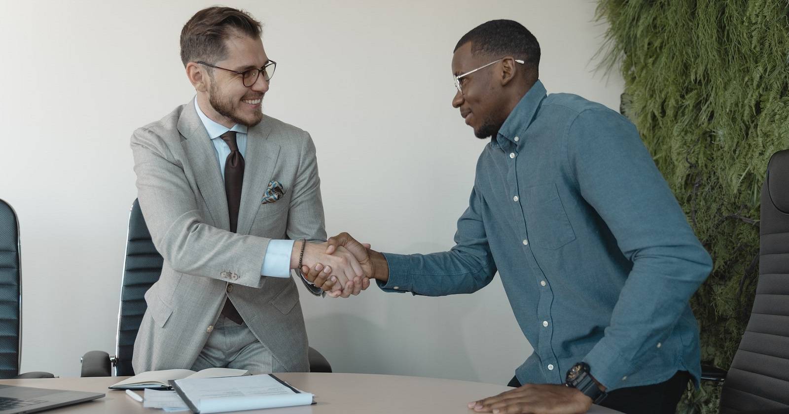 Рукопожатие после успешного соглашения — результат вдумчивой проверки