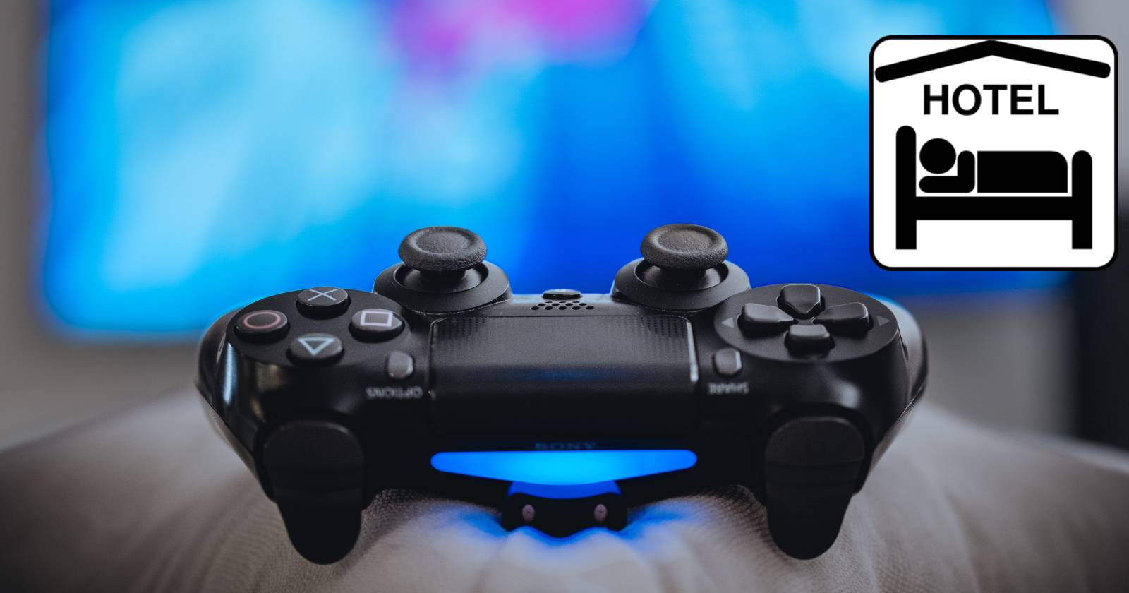 Контроллер DualShock PS4 на подушке