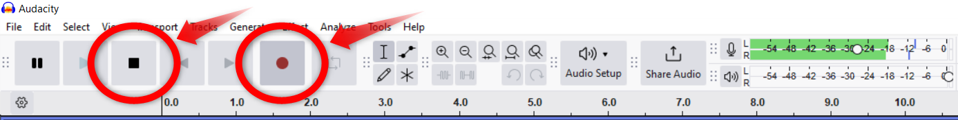 Запуск и остановка записи в Audacity.