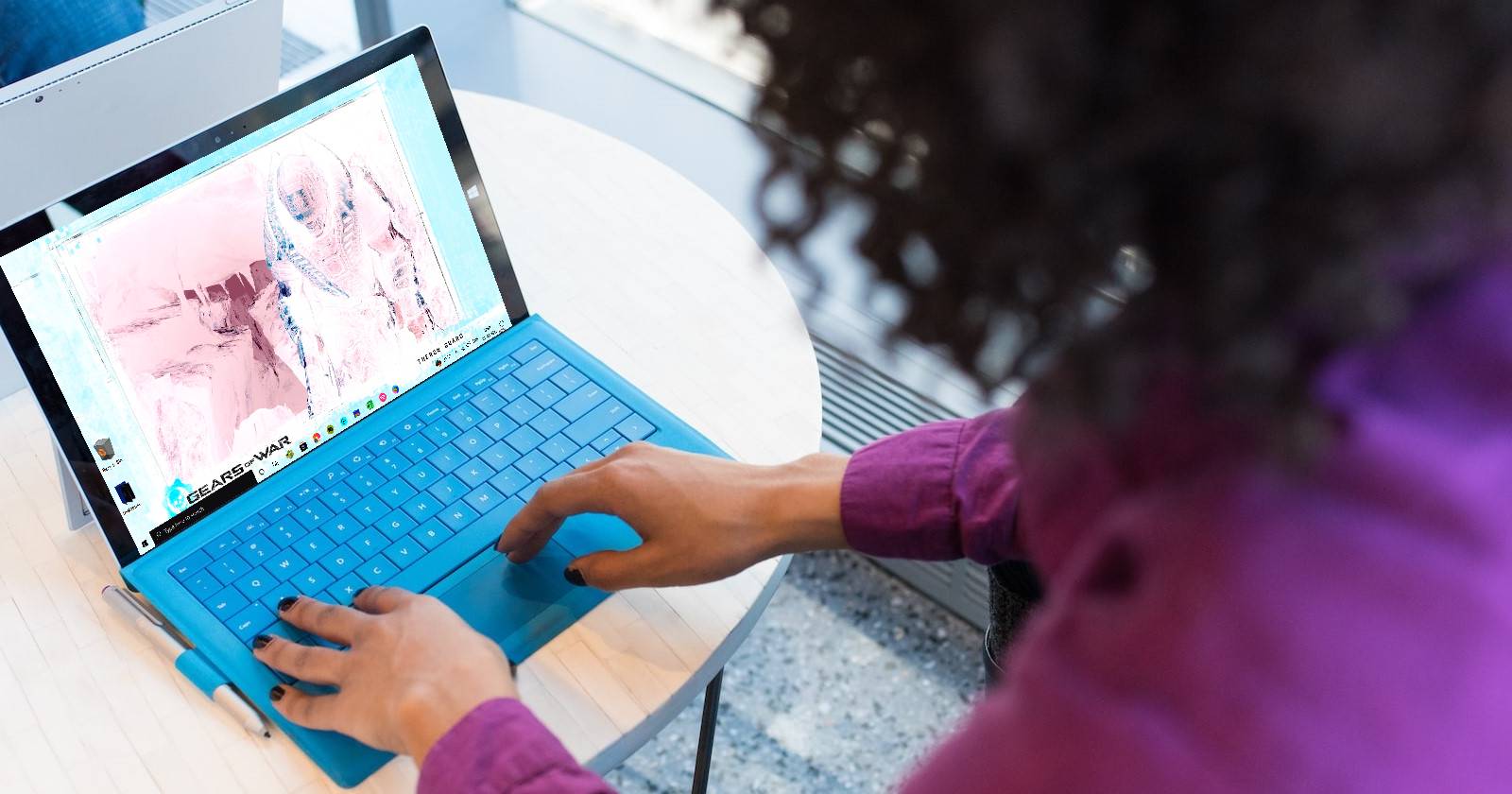 Мигающий экран ноутбука с уведомлением Windows