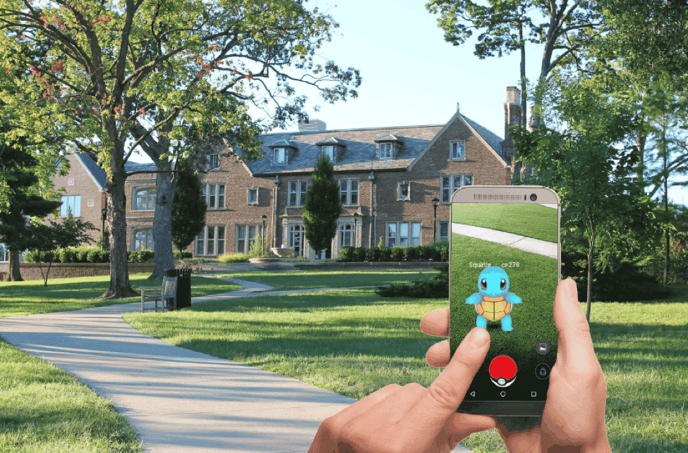 Игровой процесс Pokemon GO на смартфоне