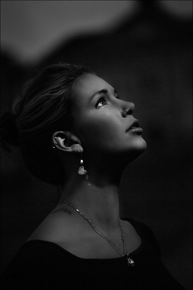 Портрет ночью при боковом уличном освещении