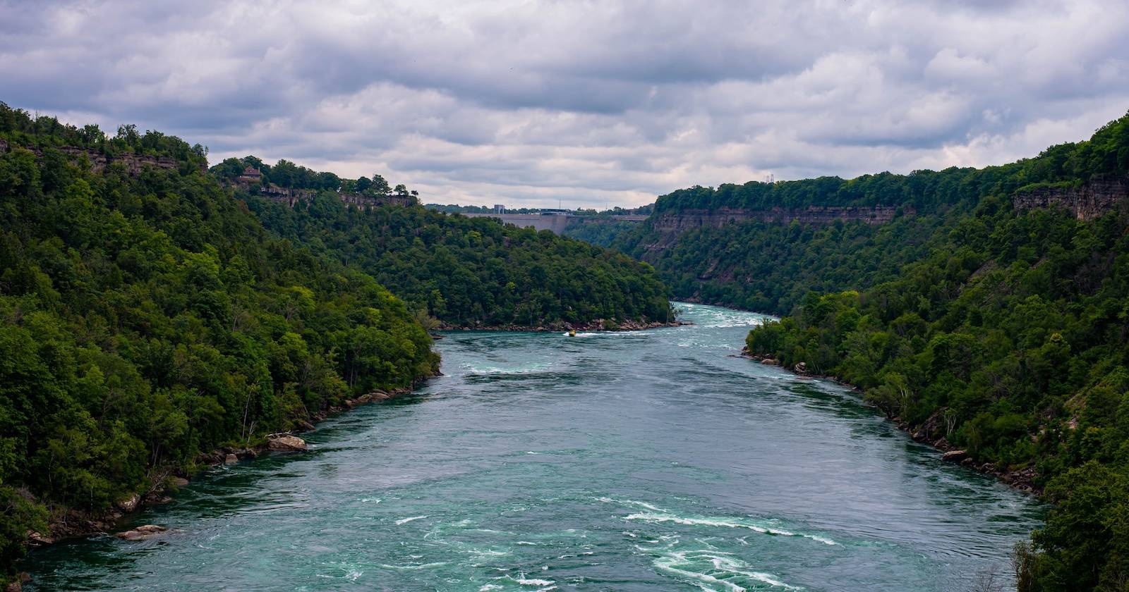Ниагарская река, широкий план с водой и берегом