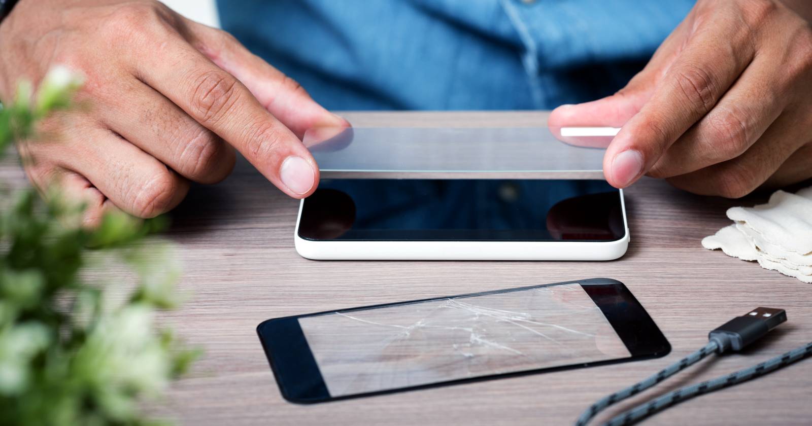 Как установить защитную плёнку без пузырей