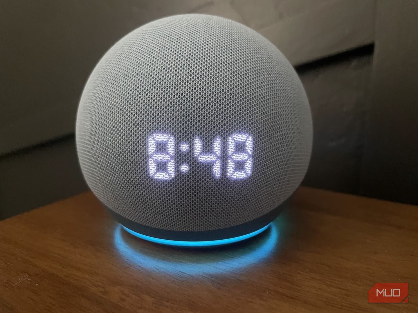 Echo Dot с отображённым временем на дисплее