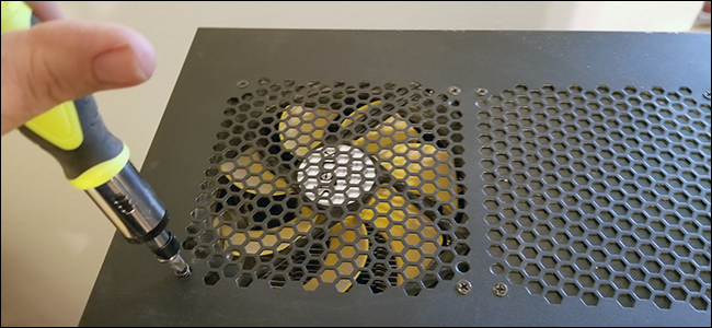 Снятый корпусной вентилятор показывается со стороны крепления