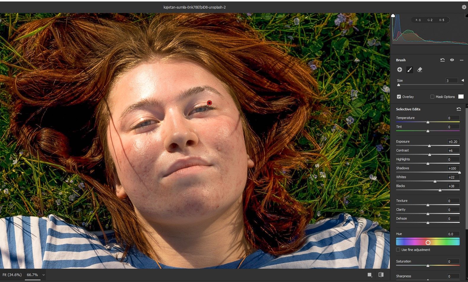 Кистью закрашивают области вокруг глаз