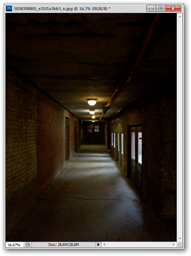 Кадр с напуганной девушкой — пример выбранной фигуры