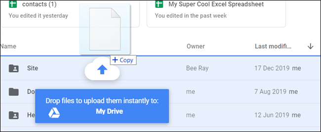 Файл перетаскивается в окно Google Drive для загрузки.