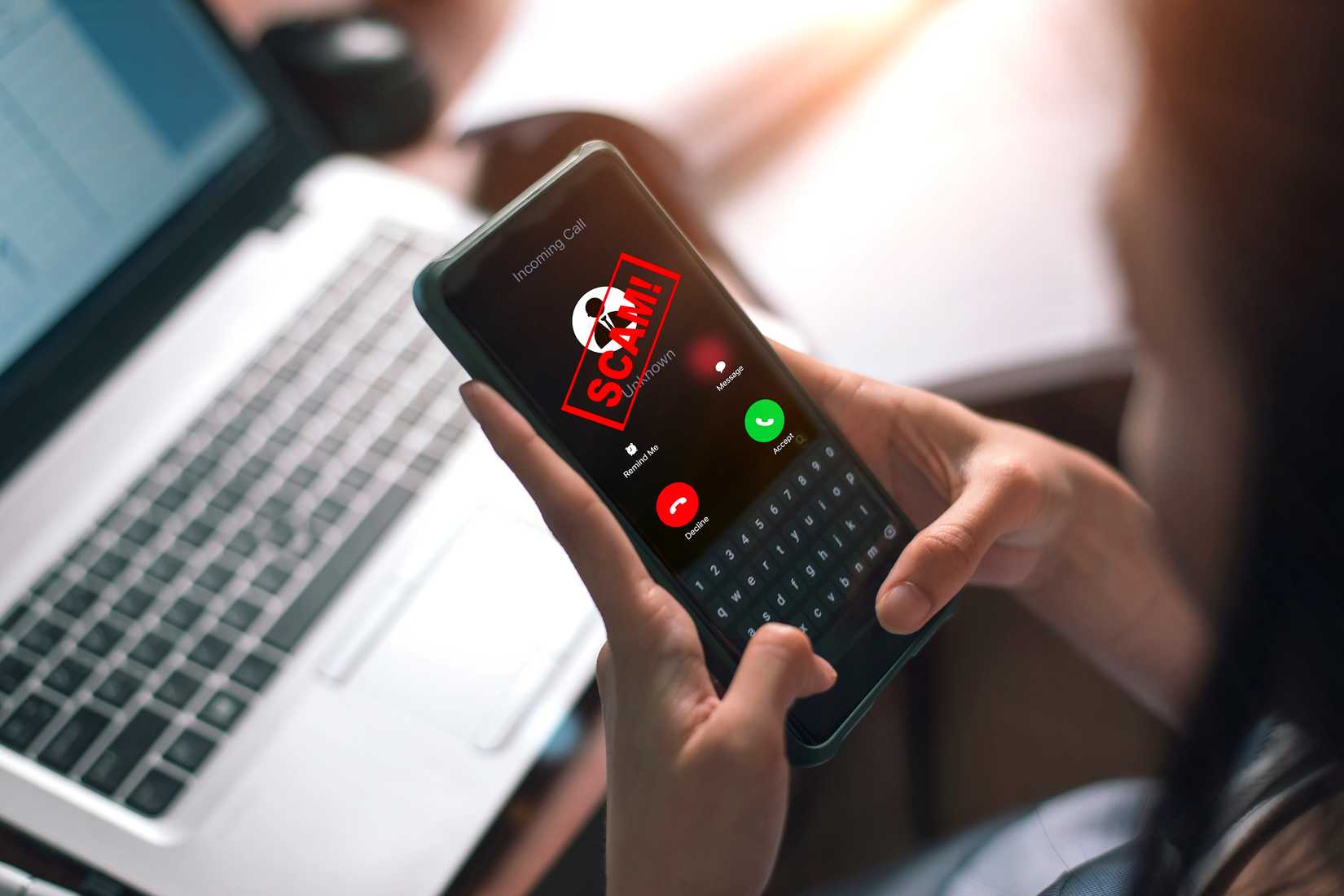 Женщина отвечает на звонок на смартфоне с предупреждением о мошенничестве