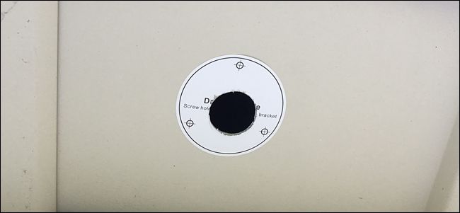 Протяжка кабеля с помощью fish tape через отверстие в потолке