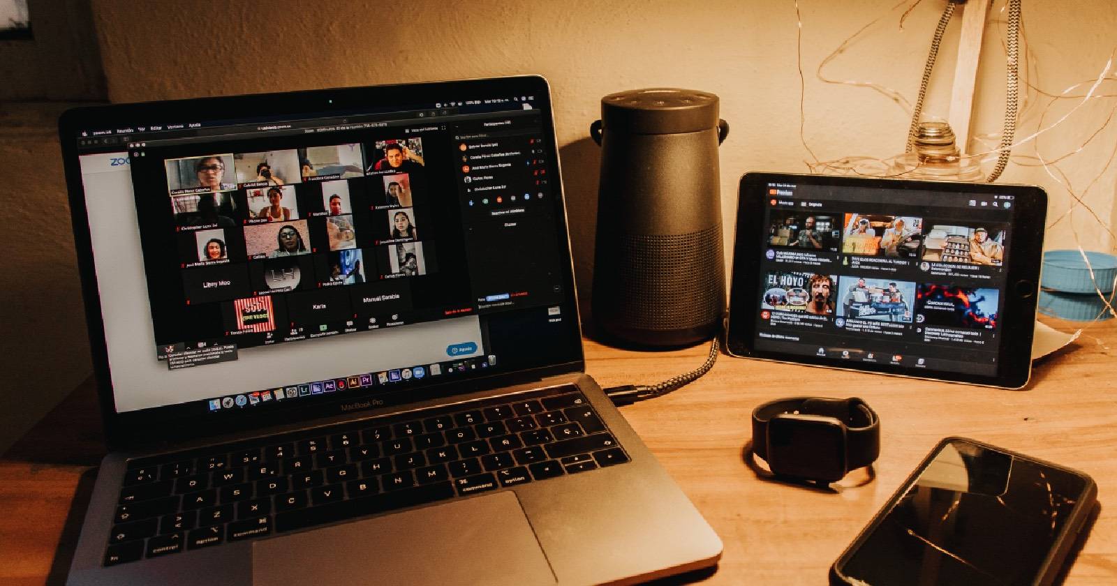 Участники видеовстречи Zoom на разных устройствах