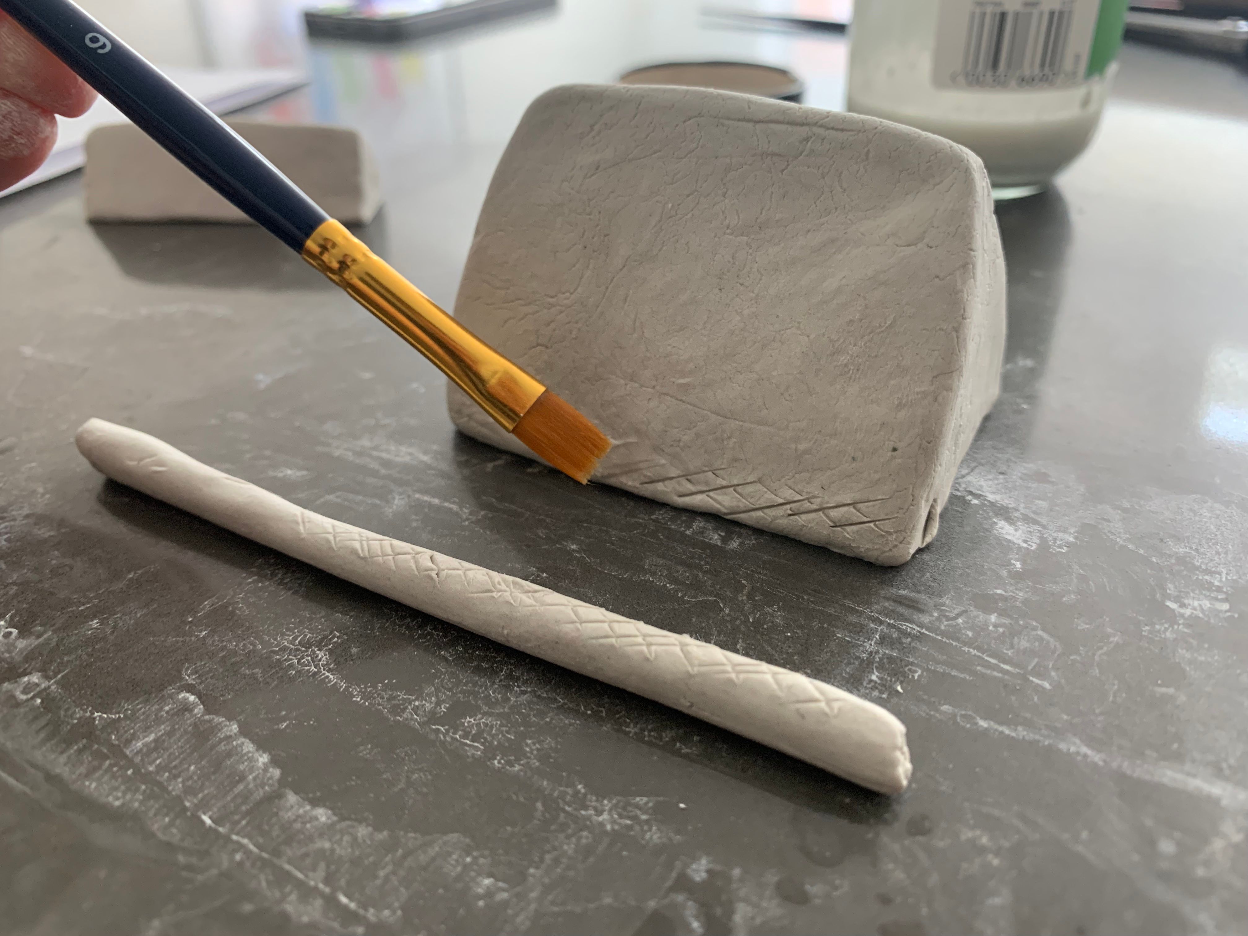 Треугольники и цилиндр помечены насечками там, где будут соединяться