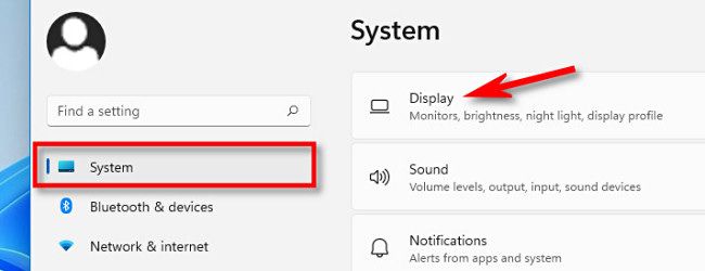 В Параметрах выберите «Система», затем «Дисплей».